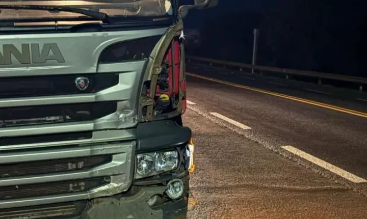 Colisão entre caminhão e Kombi deixa feridos na BR-163 em Mercedes