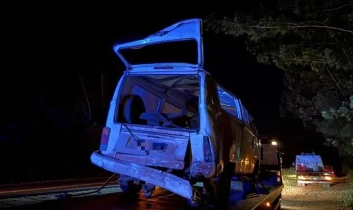 Colisão entre caminhão e Kombi deixa feridos na BR-163 em Mercedes