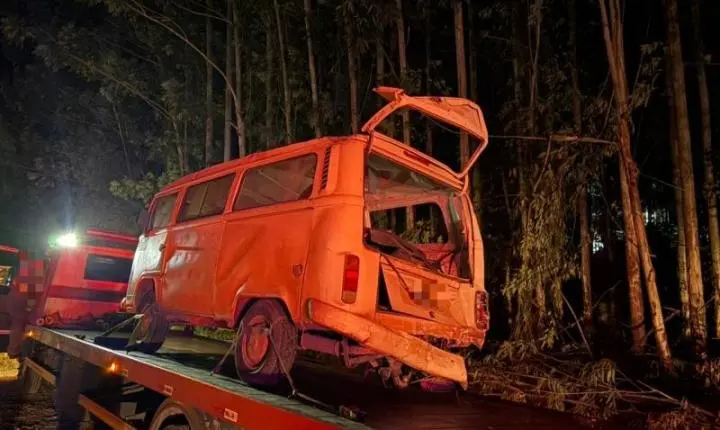 Colisão entre caminhão e Kombi deixa feridos na BR-163 em Mercedes