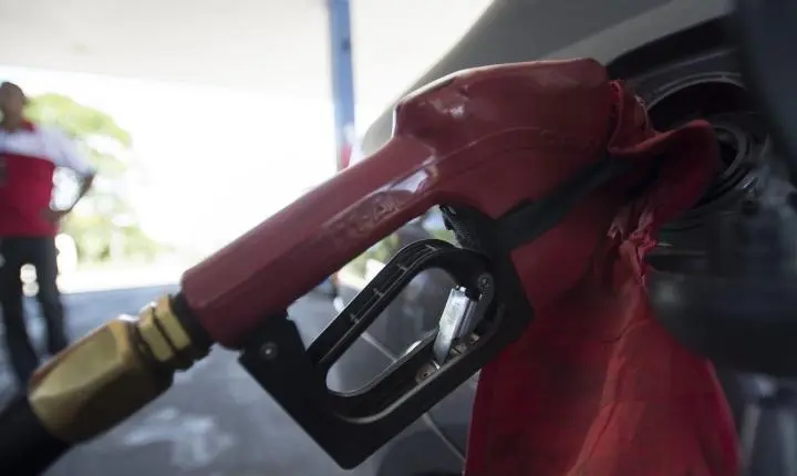 Governo mantém subsídio da gasolina após nova alta do petróleo mundial