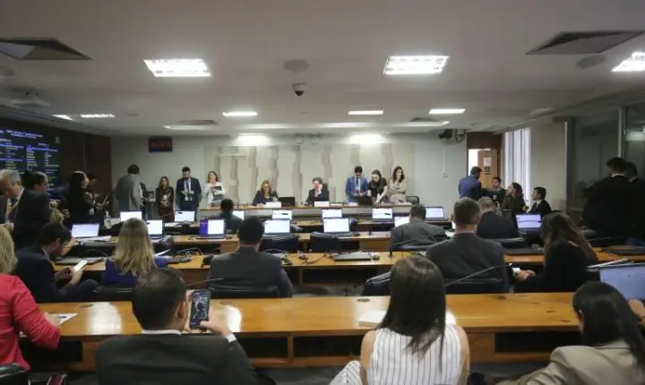 Comissão mista aprova o fim da taxa das blusinhas e segue para votação na Câmara