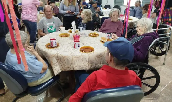 Comitê Mulher Sicredi promove tarde de alegria para idosos do Lar da Fraternidade