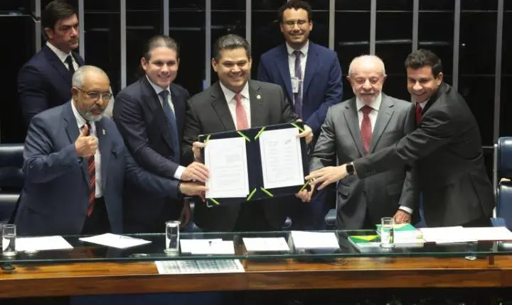 Congresso promulga emenda que encerra a escala 6x1 e fixa teto de 40 horas
