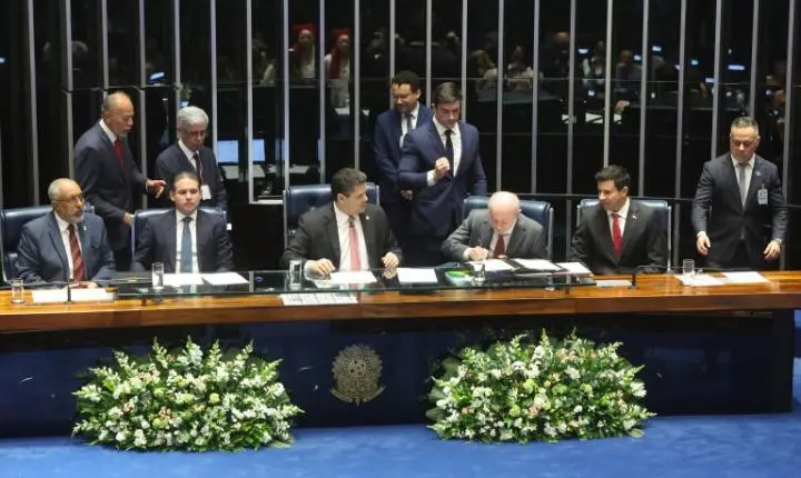 Congresso promulga fim da escala 6x1 e nova regra de aposentadoria