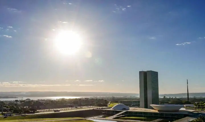 Votações no Congresso priorizam fim da escala 6x1 e imposto de US$ 50