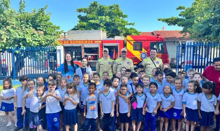 Corpo de Bombeiros de Palotina participa de atividade com alunos da Escola Arco-íris