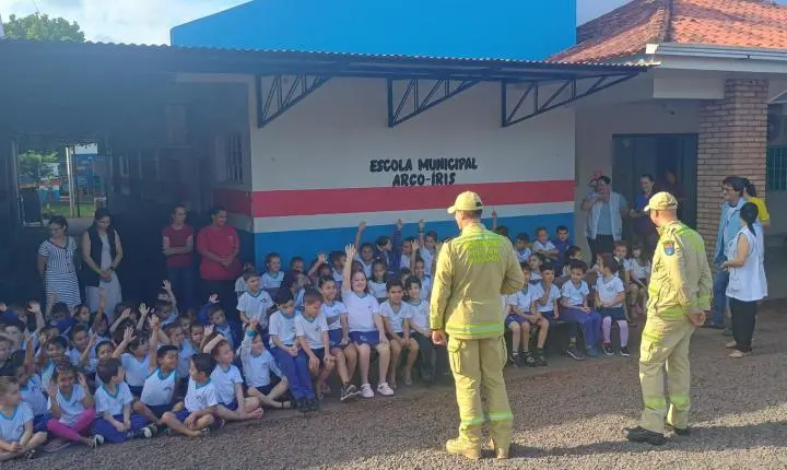 Corpo de Bombeiros de Palotina participa de atividade com alunos da Escola Arco-íris