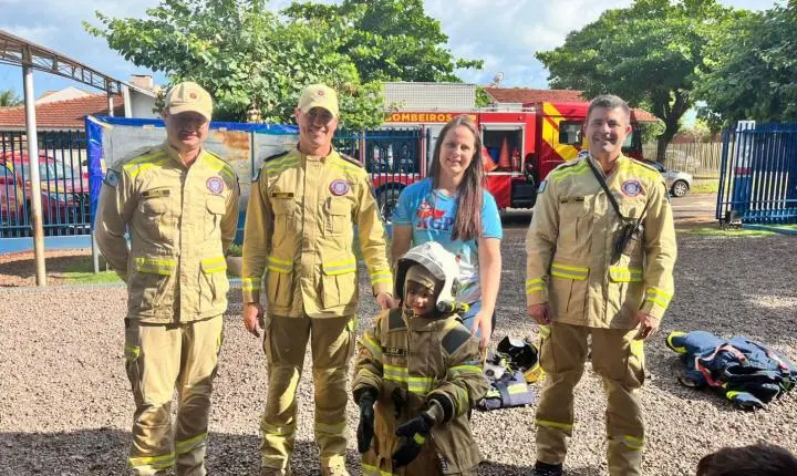 Corpo de Bombeiros de Palotina participa de atividade com alunos da Escola Arco-íris