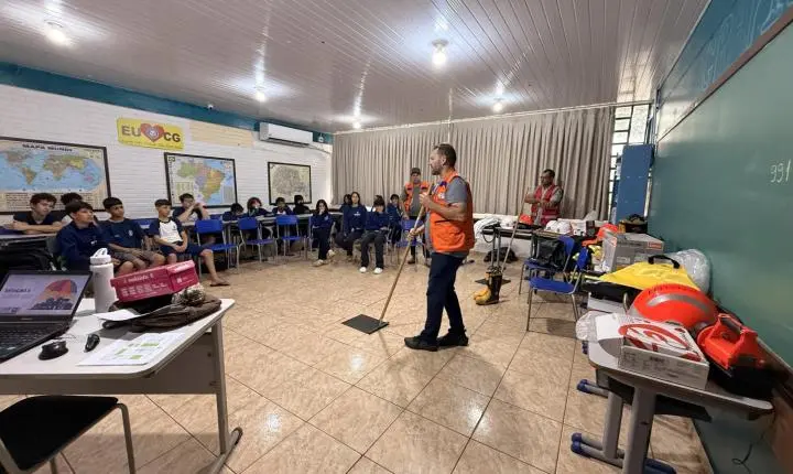 Defesa Civil leva orientações sobre riscos climáticos a estudantes de Terra Roxa