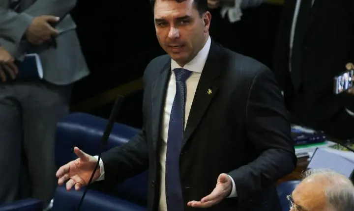 Caso do filme Dark Horse: defesa de Flávio Bolsonaro tenta mudar relator no STF