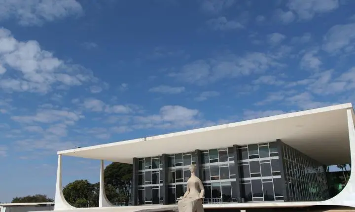 Defesa de Bolsonaro solicita ao STF a continuidade da prisão domiciliar