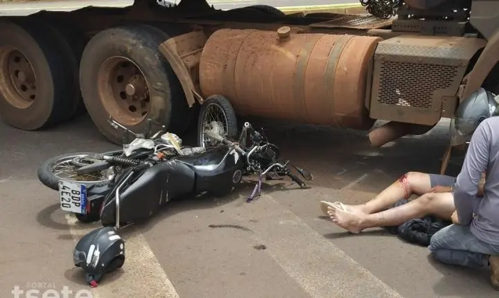 Duas pessoas ficam gravemente feridas em acidente entre moto e carreta em Palotina