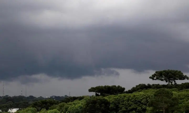 El Niño deve intensificar chuvas no Paraná e elevar risco de temporais até dezembro