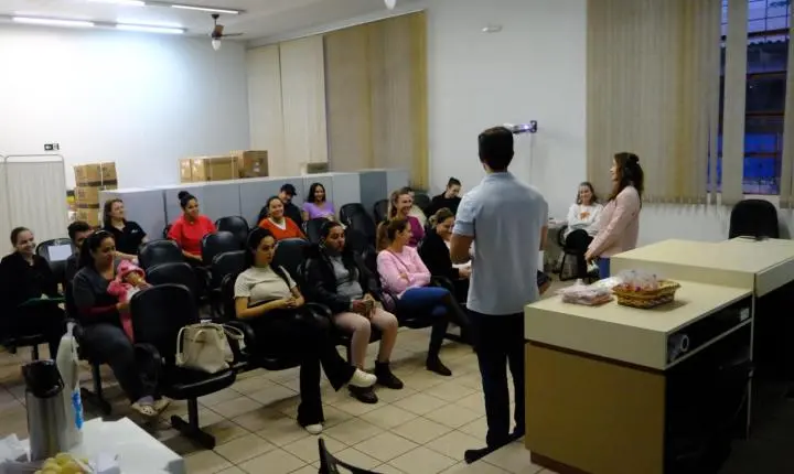 Encontro mensal orienta gestantes sobre cuidados durante a gravidez e preparação para o parto