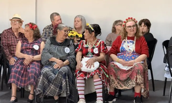 Festa Julina da Melhor Idade reúne idosos em noite de integração, dança e celebração em Terra Roxa