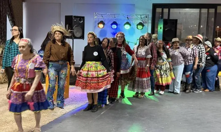 Festa Julina da Melhor Idade reúne idosos em noite de integração, dança e celebração em Terra Roxa