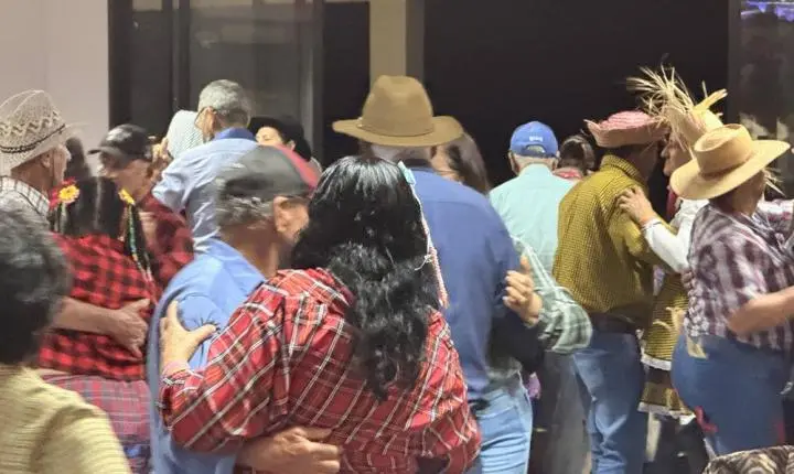 Festa Julina da Melhor Idade reúne idosos em noite de integração, dança e celebração em Terra Roxa