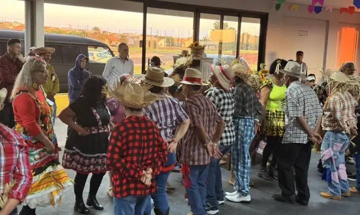 Festa Julina da Melhor Idade reúne idosos em noite de integração, dança e celebração em Terra Roxa