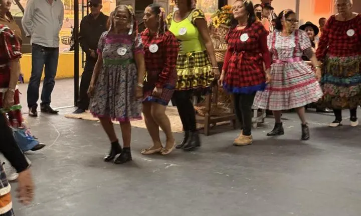 Festa Julina da Melhor Idade reúne idosos em noite de integração, dança e celebração em Terra Roxa