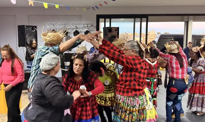 Festa Julina da Melhor Idade reúne idosos em noite de integração, dança e celebração em Terra Roxa