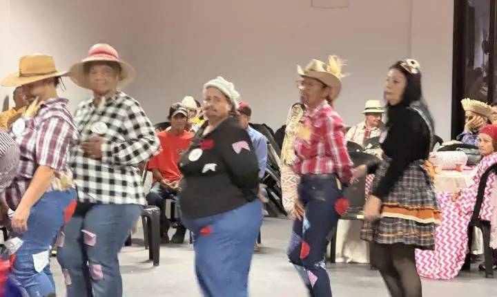 Festa Julina da Melhor Idade reúne idosos em noite de integração, dança e celebração em Terra Roxa