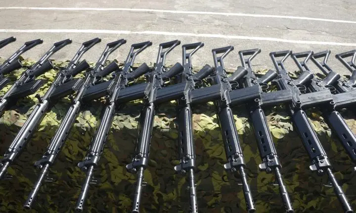 Rio de Janeiro exige recadastramento de armas de uso restrito da polícia