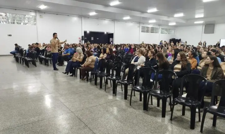 Formação reúne profissionais da educação antes do retorno das aulas