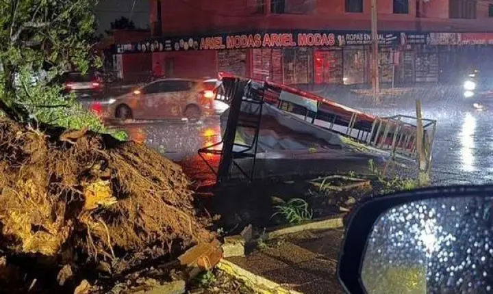 Forte temporal deixa estragos em Guaíra e mais da metade da cidade sem luz
