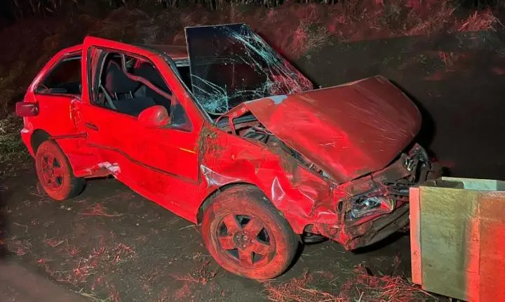 Gol fica destruído após capotamento na PR-491 em Nova Santa Rosa