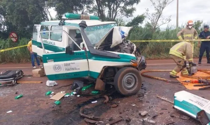 Grave colisão entre ambulância e caminhonete deixa dois mortos no Paraguai