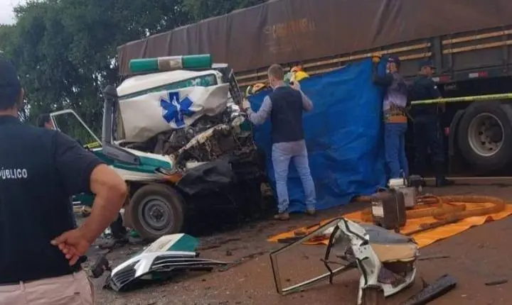 Grave colisão entre ambulância e caminhonete deixa dois mortos no Paraguai