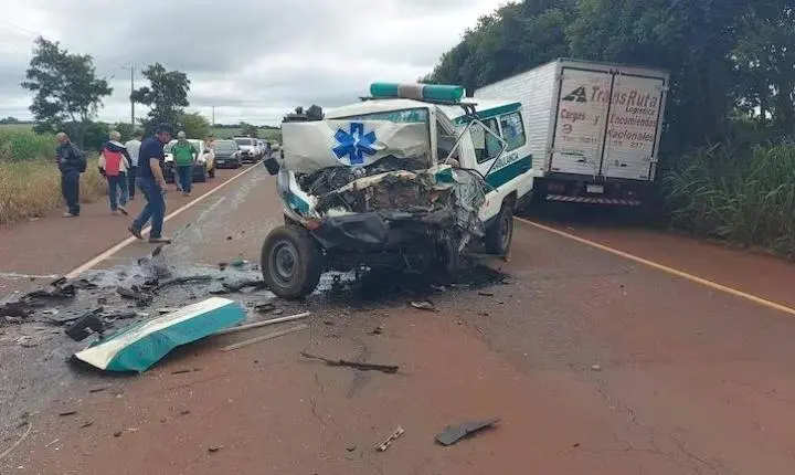 Grave colisão entre ambulância e caminhonete deixa dois mortos no Paraguai
