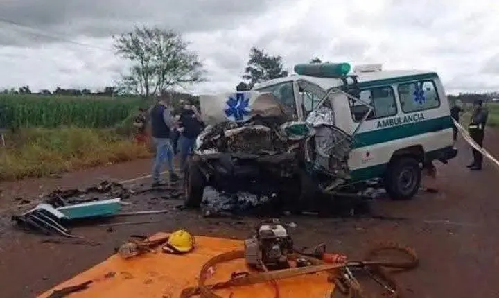 Grave colisão entre ambulância e caminhonete deixa dois mortos no Paraguai