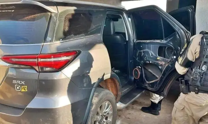 Hilux furtada em Cascavel é recuperada pela PM com placas paraguaias em Iporã