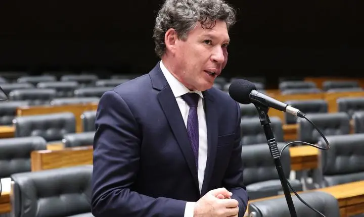 Hugo Motta define comando para comissão que avalia a taxa das blusinhas no Congresso