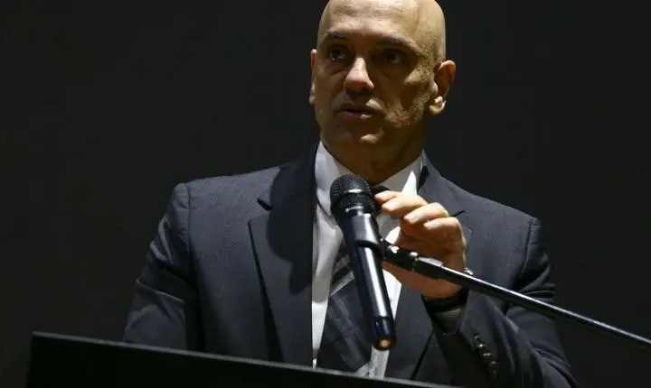 Alexandre de Moraes chama de ilegal investigação conduzida por André Mendonça