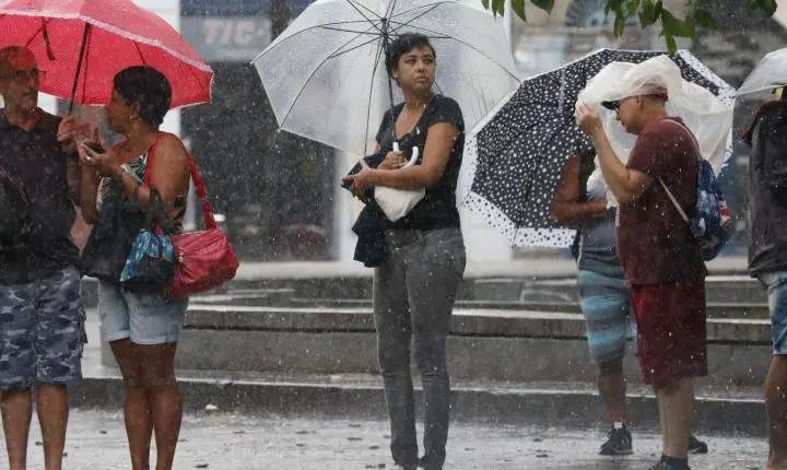 Inmet emite alerta para chuvas intensas em três regiões do Brasil