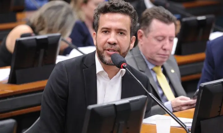 Janones denuncia censura após decisão do TSE que suspendeu grupo no WhatsApp