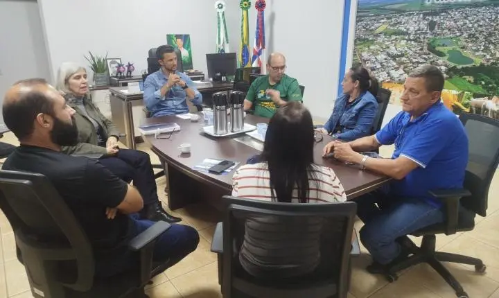 Lideranças de São Camilo discutem melhorias para quadra esportiva de instituições de ensino