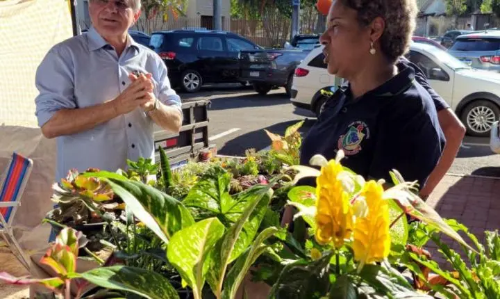 Luiz Ernesto visita Feira do Produtor de Guaíra e conversa com feirantes sobre demandas do setor