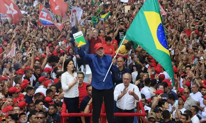 Lula é reeleito presidente do Brasil em disputa acirrada