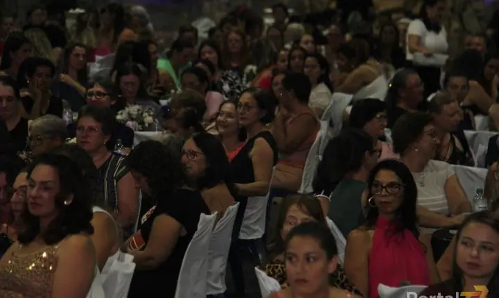 Mais de 1.200 mulheres celebram noite especial em Maripá com homenagens, música e confraternização