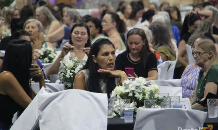 Mais de 1.200 mulheres celebram noite especial em Maripá com homenagens, música e confraternização