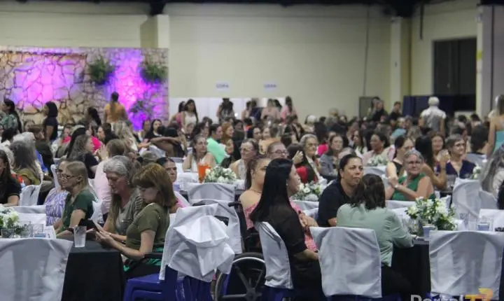 Mais de 1.200 mulheres celebram noite especial em Maripá com homenagens, música e confraternização