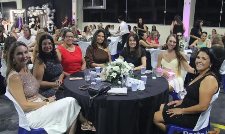 Mais de 1.200 mulheres celebram noite especial em Maripá com homenagens, música e confraternização