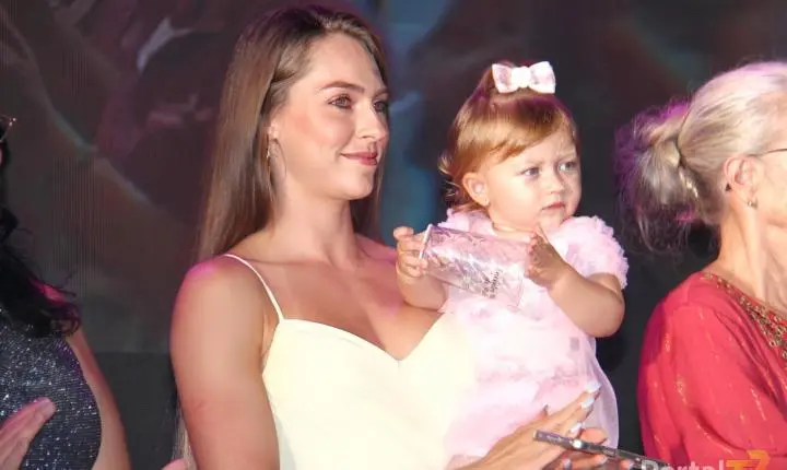 Mais de 1.200 mulheres celebram noite especial em Maripá com homenagens, música e confraternização