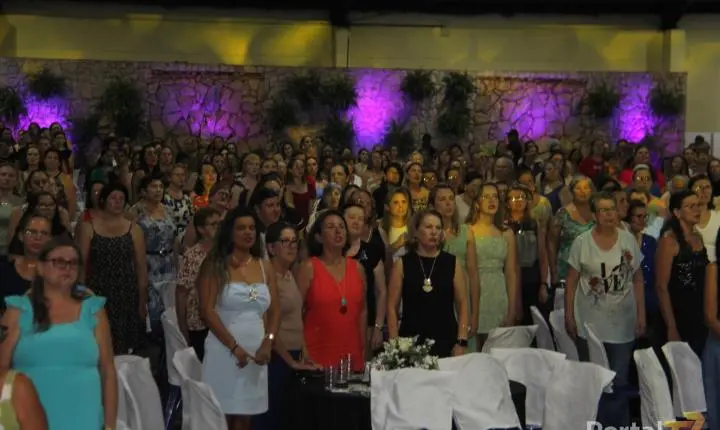 Mais de 1.200 mulheres celebram noite especial em Maripá com homenagens, música e confraternização