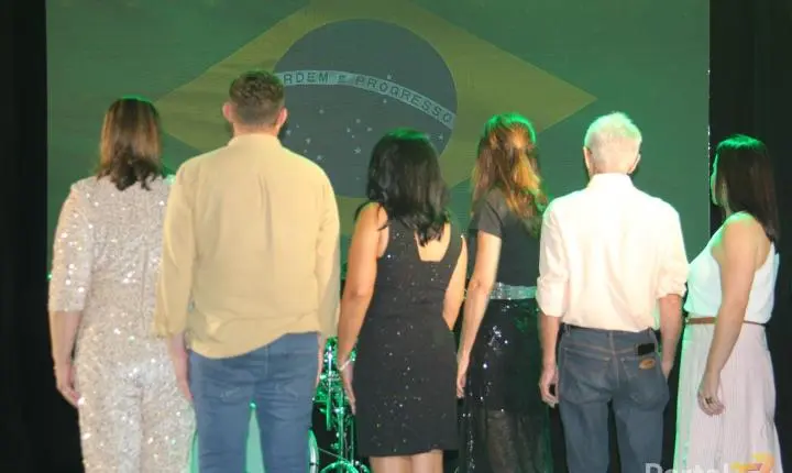 Mais de 1.200 mulheres celebram noite especial em Maripá com homenagens, música e confraternização