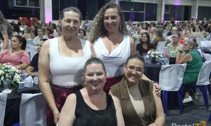 Mais de 1.200 mulheres celebram noite especial em Maripá com homenagens, música e confraternização