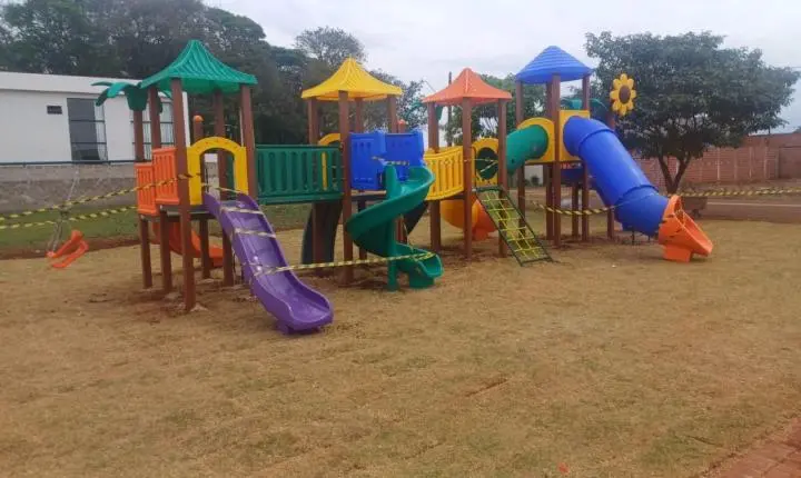 Mais um parquinho é instalado no Loteamento Jardim Colombo, em Palotina
